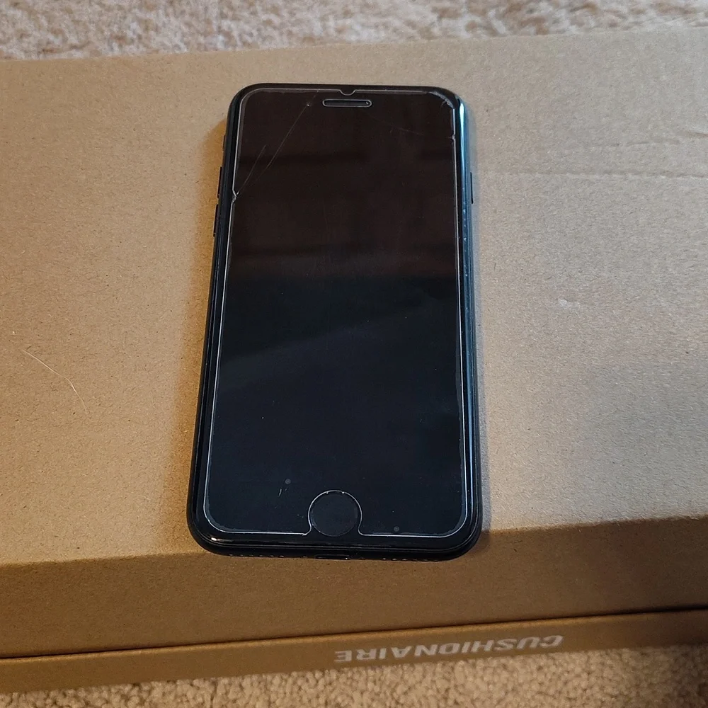 iPhone 7 - Picture 3 of 5